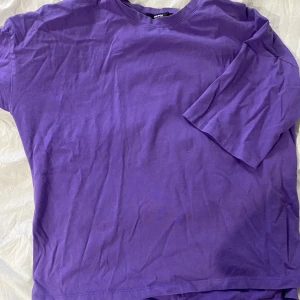 Tshirt  - Overzised Tshirt i ljuslila. Sparsamt använd. Skön att dra på sig ovanpå bikini eller liknade på sommaren. Skriv om det är nån fårga eller fler bilder💗💗💗