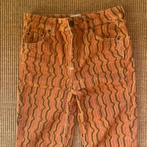 Utsvängda manchesterbyxor - Utsvängda manchesterbyxor från Urban outfitters. Använda 2 gånger.