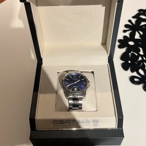 Klocka  - Säljer min certina klocka som är nästan helt ny, fick den i present med andvänder aldrig, nypris är 5000kr säljer den för 2000