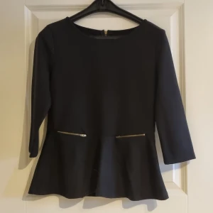 Svart topp - Fin topp från Vila med halvlång ärm. 
