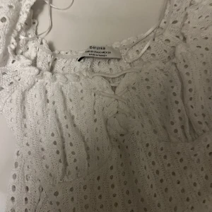 Fin topp - Fin vit topp från bershka perfekt på midsommar 💐🌹🌺🌼