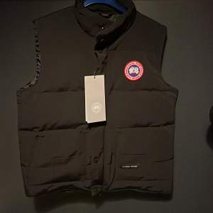 Säljer nu denna Canada goose väst som är en bra kopia. Det är storlek L men kan passa M också. Skriv för mer info!