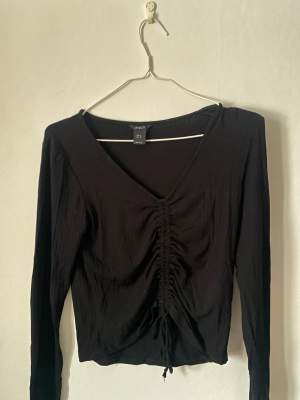 Fin svart tröja med liten detalj, använd 1 gång.