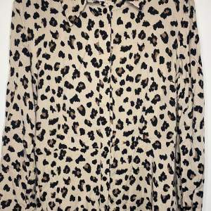 Short dress with animal print design. Accentuate your waistline. Casual.