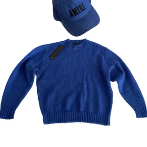 Stickad tröja + Amiri Keps Blåa - Tröjan är från represent. Tröjan är i oanvänd skick. Kepsen är life använd men inga skador