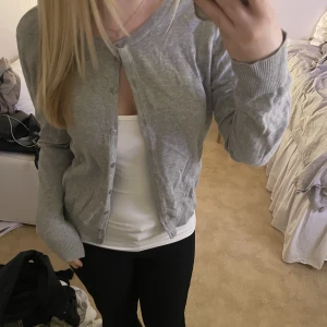 Kofta/tröja - Jättefin kofta gammal från HM💞storleken passar mig som är S 💞