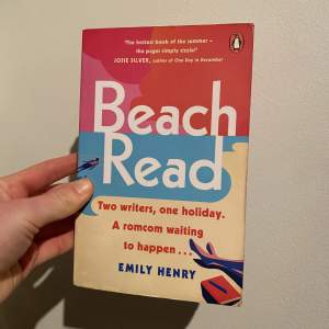 Beach read av Emily Henry, skriven på engelska. Säljer pga rensning av bokhyllan. Använt skick därav det billiga priser.