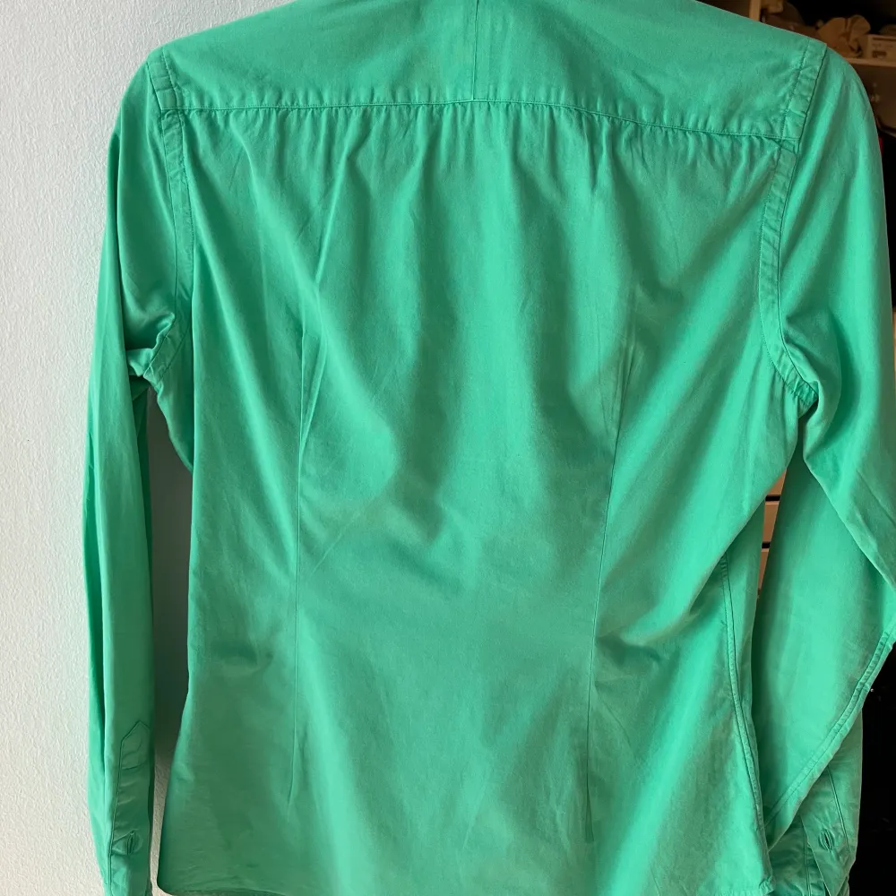 Säljer denna gröna skjorta från Ralph Lauren i storlek S. Sparsamt använd och i fint skick. Skickar spårbart, köparen står för frakt.. Skjortor.