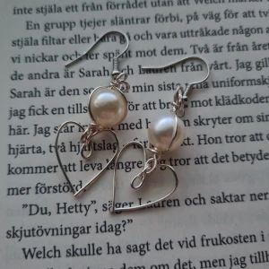 Handgjort örhängen - Handgjort örhängen 🤍 Frakten är 15 kr om du betalar via swish📫‼️kontakta mig först innan du köper‼️