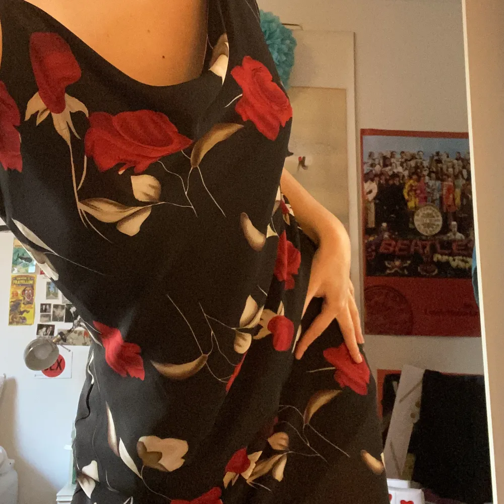 Jättefin blommig klänning perfekt för sommaren! Relativt lång (skriv för bättre bild) på mig som är 168 cm och justerbara band. Skriv innan köp!❤️. Klänningar.