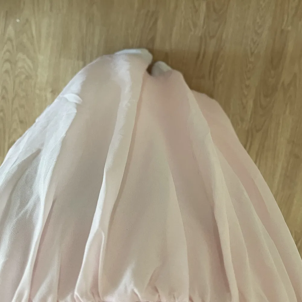 Jättefin ljusrosa balklänning som har aldrig kommit till användning! 💓 . Klänningar.