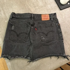 Kjol - Svart jeanskjol levis 🌼