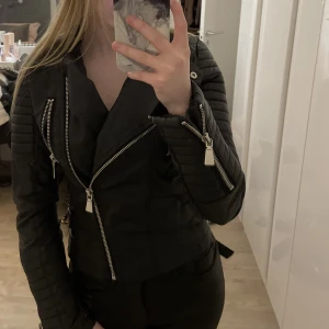 Skinnjacka - Skinnjacka i storlek xs 