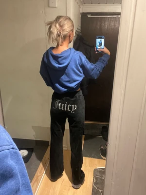 Juicy couture diamante - Säljer mina juicy couture mjukisbyxor i velour, text på baksidan i strass. Säljes då de köptes för längesen men aldrig blivit använda, därav nyskick. Nypris 1199 och jag är 172cm för referens. Frakt tillkommer för köparen❤️‍🔥🫶🏽