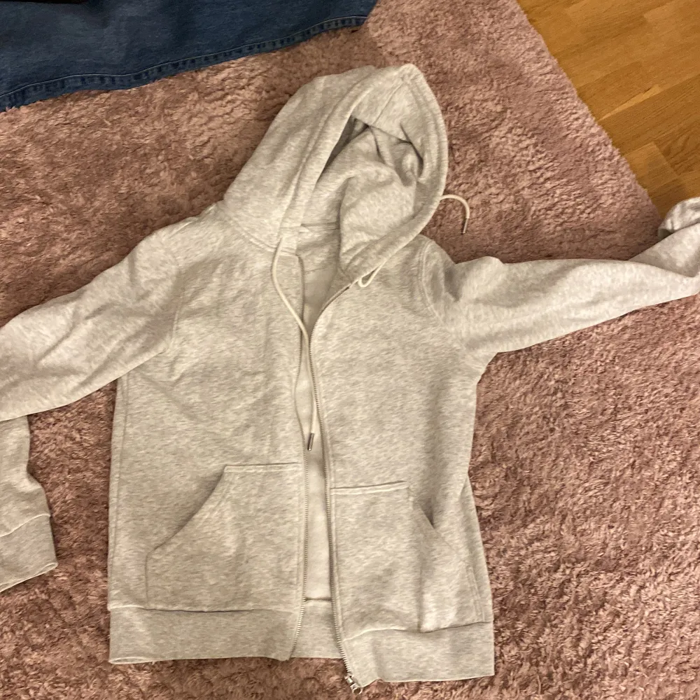 Zip hoodie från Hm💘nysikick använt 1 gång o köpt i sommras. Tröjor & Koftor.