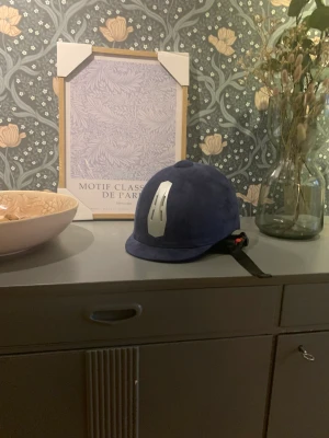 Crw ridhjälm str xs  - Fin och otroligt bekväm hjälm från crw. Aldrig trillat av med och inte skadad. Jag har haft en annan hjälm och denna i reserv om man ska leda eller något🫶. Nypris 599kr säljer för 150kr.