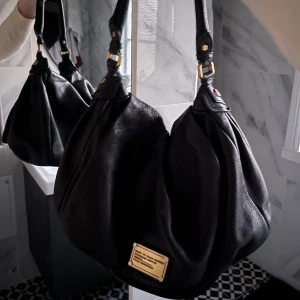Marc Jacobs väska  - Sjukt snygg svart Marc Jacobs väska! Äkta. Använd men inte mkt slitage💕buda eller köp direkt för 1000kr