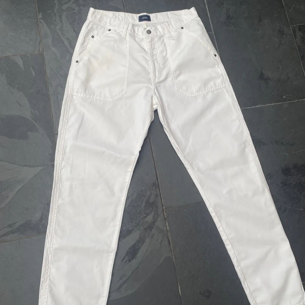 Vita tunna jeans. Sitter som 32/32. Sköna att ha till sommaren då dem är ganska tunna. Bra skick.. Jeans & Byxor.