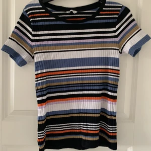 T-shirt  - Snygg randig T-shirt från Cubus! Storlek S men stretchig så passar nog även M. Frakt tillkommer
