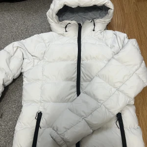 Vit jacka - En pufferjacket i vit färg. Bra skick i storlek 36