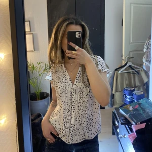Blus med volangärm - DRÖMMIG blus!!! Som tyvärr inte kmr till användning nå längre :( då jag har för många blusar därav säljer jag denna, superfin till vardag o lågmidjade jeans o går även att klä upp<3💕☁️