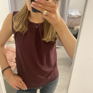 Söt topp - Vinröd topp, jättefin och perfekt till allt, köparen står för frakt ❤️