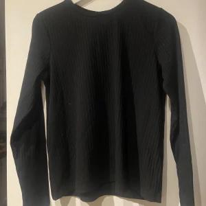 Långärmad tröja - Långärmad ribbad tröja från Nelly.