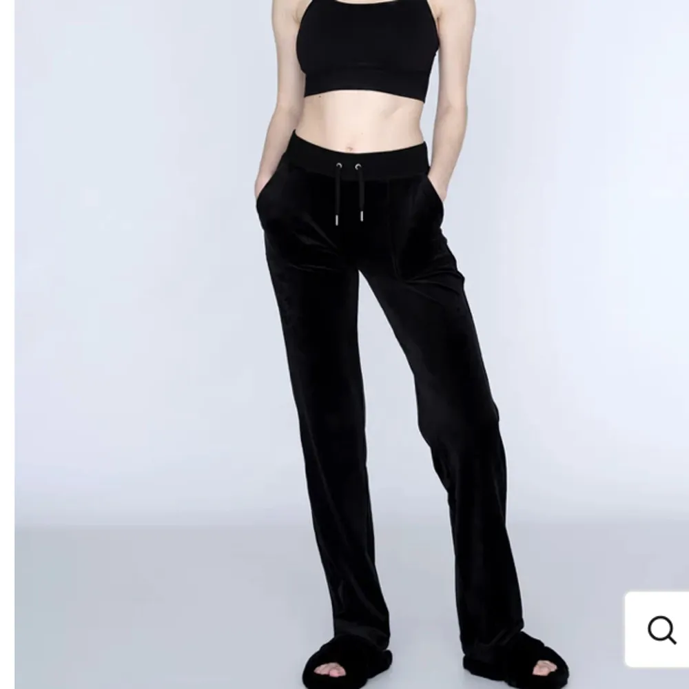 Säljer nu mina svarta Juicy Couture byxor i storlek Xs eftersom att de inte kommer till någon stor användning. Köparen står för frakten💗 skriv för intresse. Jeans & Byxor.