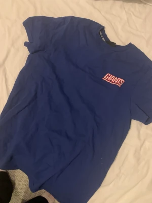 Cool ny t-shirt - Använd typ 3 gånger max, väldigt fin, sitter också väldigt fint. 