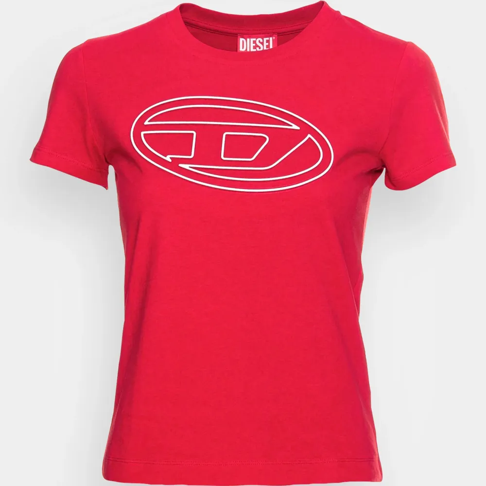 Riktigt fin röd diesel t-shirt, använd ca 2 gånger, i nyskick. Första 2 bilderna är den uppvikt men sista bilden visar längden på tröjan. Nypris: 799 SEK. T-shirts.