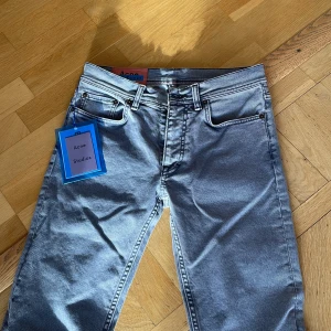 Oanvända acne jeans - Grå-tvättade acne jeans i nyskick. Köpta för 1800. Dm för mer info