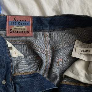 Blå jeans från Acne i modellen 1993, från kollektionen Blå konst. Nypris 2100kr