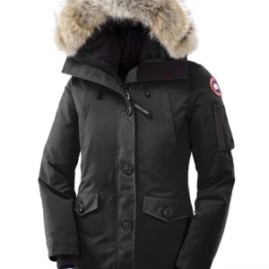 Canada Goose Montebello - Säljer min superfina och sköna Canada Goose jacka då jag gärna vill köpa en ny!! Den är använd men har inga defekter, skulle se helt ny ut efter en tvätt eller så💞 Den är äkta och verkligen en fantastiskt vinterjacka. Värmer superbra och är stilren!!
