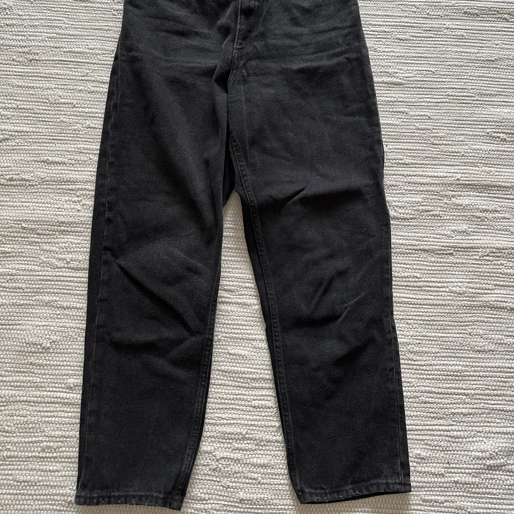 Svart jeans i modellen taiki från monki. I storlek 28. Använda men i bra skick.. Jeans & Byxor.