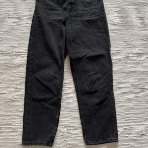 Svart jeans i modellen taiki från monki. I storlek 28. Använda men i bra skick.
