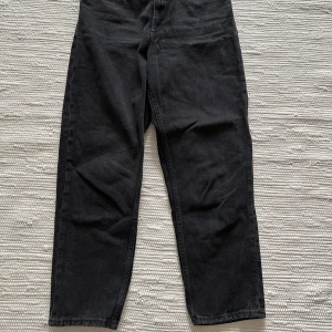 Svarta jeans monki - Svart jeans i modellen taiki från monki. I storlek 28. Använda men i bra skick.