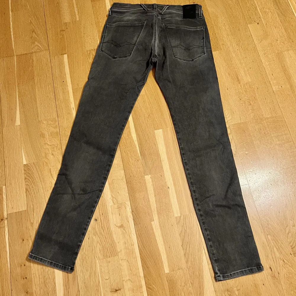 Hej, säljer dessa trendiga mörkgråa slim replay jeans. Jeansen är stretch. Jeansen är i nyskick. Storleken är 28/32. Nypriset på jeansen är 1700. Skriv privat för fler bilder eller andra frågor.. Jeans & Byxor.