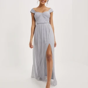 Långklänning med slits - Säljer denna långklänning i färgen ”Dusty blue”. Storlek 32 och köpt på Nelly för 899kr. Använd en gång på ett bröllop💘 100% Polyester