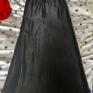 NA-KD kjol blank plisserad 34/36 - Super snygg festlig kjol frö. NA-KD stl 34/36. Stretchig resår så funkar med S-M