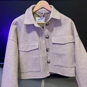Beige jacka - Kroppad jacka i färgen ljus beige i storlek S. Jackan är helt oanvänd och i nyskick. Köpt från Zalando. Ordinarie pris 400kr. Säljer för 150kr