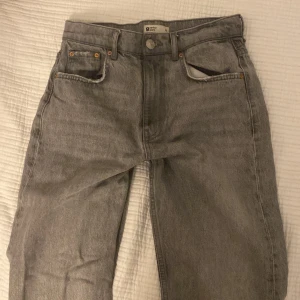 Gråa jeans från Gina Tricot!🤍 - Ett par gråa jeans från Gina Tricot!🤍Storlek:36! Bra skick och inte så använda🛒🤍💋Skulle vara roligt att titta ut min profil och se vad jag har (sparar 💴) Har kläder i alla olika stilar💴🤍🛒