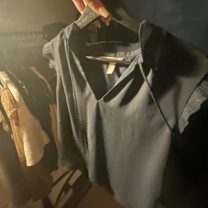 Blus - Jättefin blus aldrig använd trodde den skulle passa mig men tyckte ej den passa min kroppstyp. Säljer på snabbaffär!💞 sitter så fint på!💞