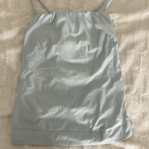 Träningslinne från Nike  - Banden går att korsa i ryggen (som på bilderna) eller ha vanligt! Har inbyggd sportbh med knäppning i ryggen! Säljer även denna i svart🥰