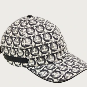 Salvatore Ferragamo keps - Helt ny med alla orginaltags och box. Kvitto finns på mailen, hör av er vid eventuella frågor frågor.