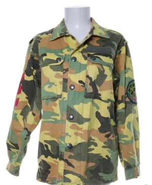 Zadig Voltaire Jacka  - Militär jacka med tryck på från Zadig Volatire. Köptes 2021 och har inte används vid något tillfälle. Bra skick, köptes för 1200kr! Storlek S, oversized 🫶🏼