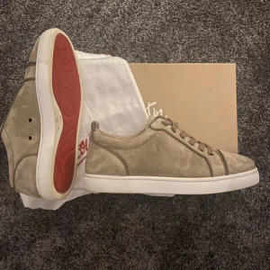 Christian Louboutin  - Tjena säljer mer som en intrekoll kanske då jag inte vet om jag vill sälja dessa än… dom är i sjukt bra skick typ i nyskick kommer med box och dustbag hör av er vid fler frågor eller funderingar🙌