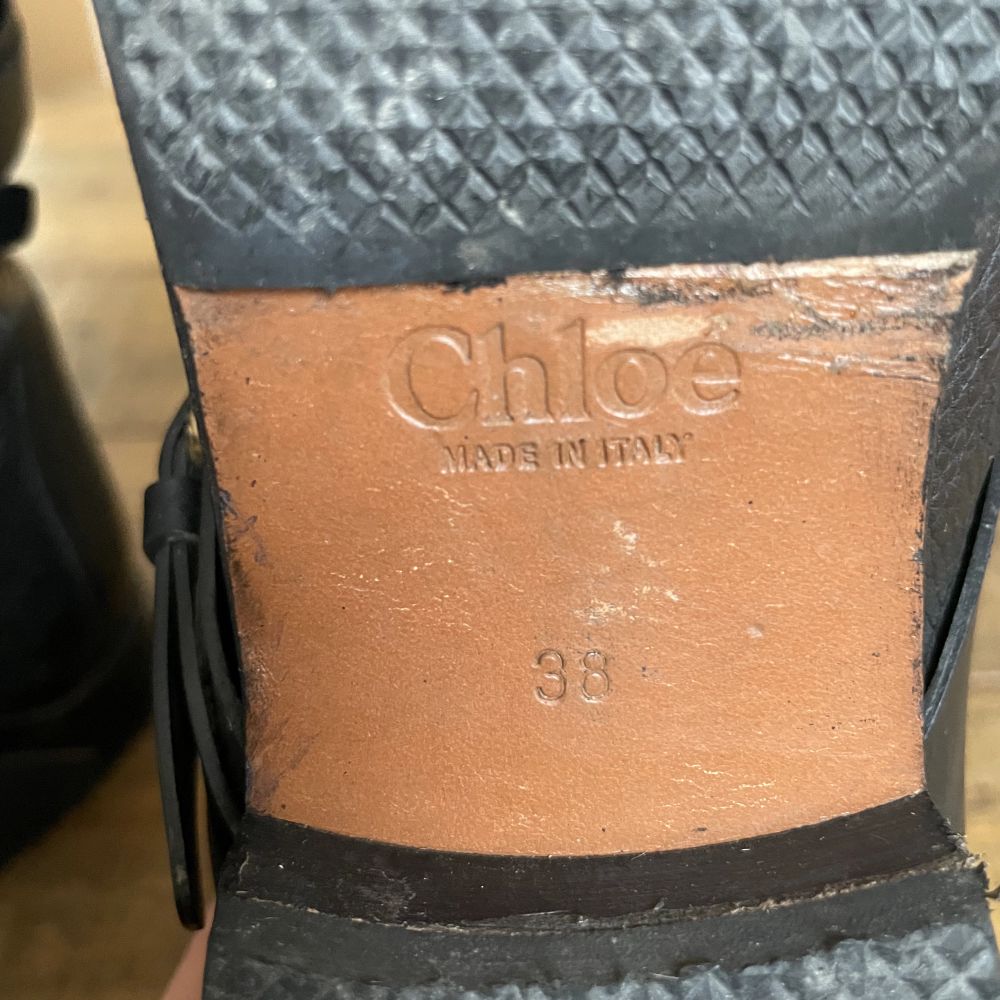 Jättesnygga skinn boots från Chloe.Dom är sulade och klackade.Endast använt Max 4 gånger.Säg till om ni vill ha fler bilder.. Skor.