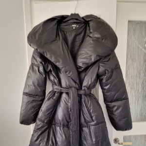 Long puffer jacket - Endast använd 2 ggr(nypris 800kr) Supermysig & varm men tyvärr för stor för mig (stor i storlek) Längre fluffig jacka (går till under knäna)