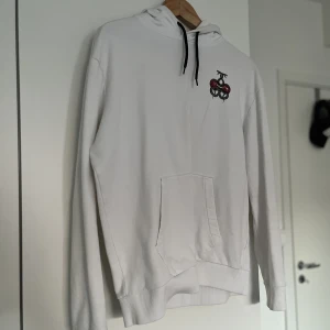 Hugo boss hoodie - Detta är en Hugo boss hoodie som jag bara använt ett få tal gånger.  Skick: 9/10  