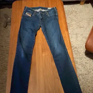 Ett par jeans från diesel. De är stretchiga och low waist. Några år gammal men i jätte bra skick och helt oanvända. Strl w 31 l 34. 